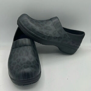 women's 10 CROCS work Neria Pro II graphic slip resistant clogs black leopard
